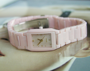 粉红色陶瓷手表